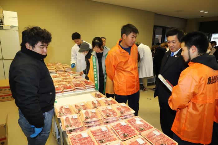 肉販売を視察する県知事