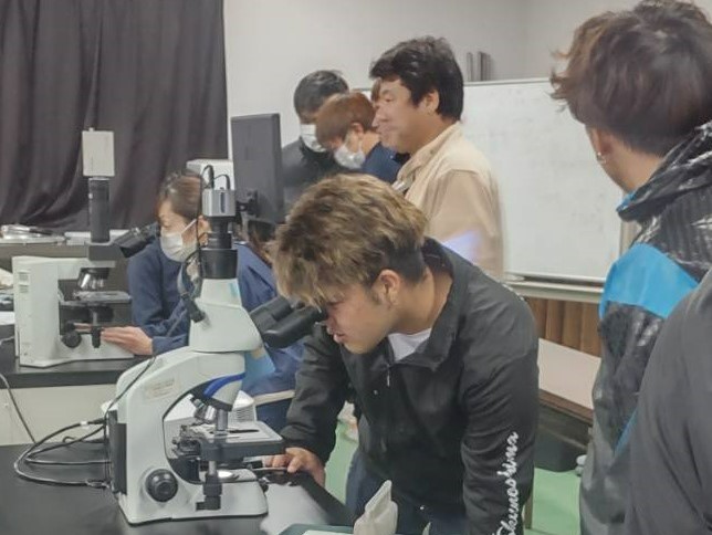 顕微鏡下で精子活力を判定する実習