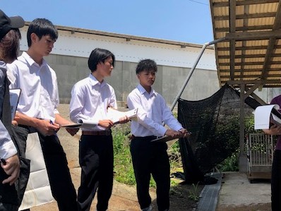 農場を視察する研究科生